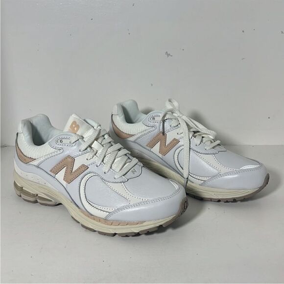 New Balance 2002r Hiking Trainers US 8.5 - Picture 2 of 5